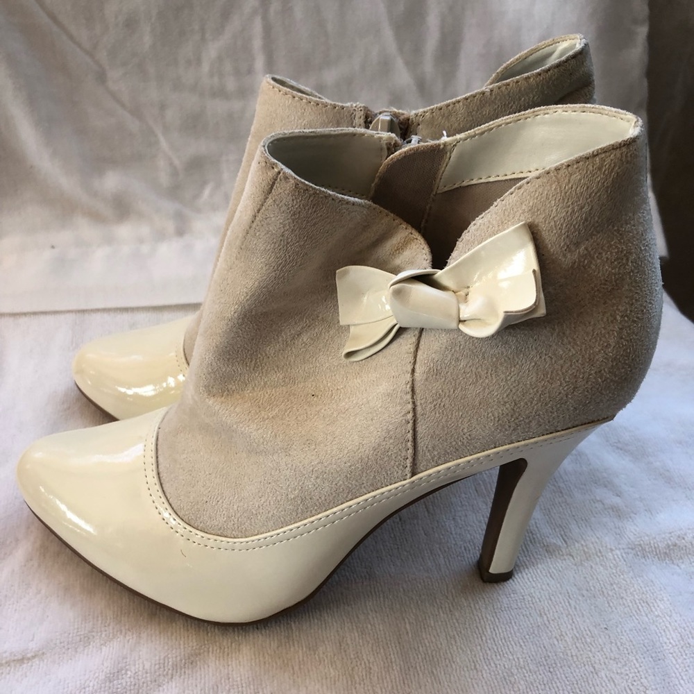 CHARLOTTE RUSSE IVORY BOW ANKLE BOOTIES